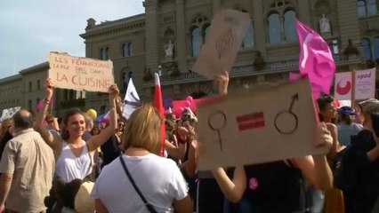 نساء سويسرا يطالبن بالمساواة في الأجور