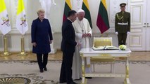 Papa critica en Vilna a quienes 