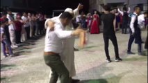 Davetsiz Suriyeli'den Türk düğününde göbek şov