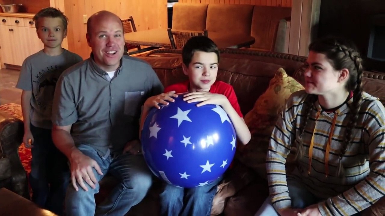 Family Fun DON'T CHOOSE THE WRONG DOOR Tag Game / That YouTub3 Family