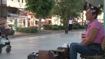 Esnafın Ayla Ablası Kansere Rağmen Kızı İçin Ayakkabı Boyuyor