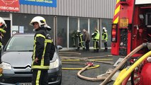 Les pompiers éteignent un incendie dans un garage