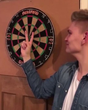 La mauvaise idée de mettre ses doigts sur la cible du jeu de fléchettes...