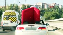 İstanbul TEM'de lüks araçla koltuk taşıdılar