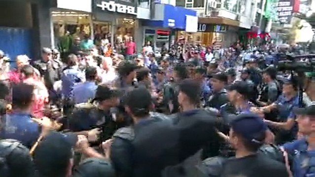 İntihar eden baba için toplanan gruba polis müdahalesi: 15 gözaltı