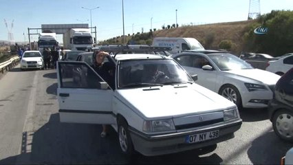 Akaryakıt Yola Döküldü 17 Araç Birbirine Girdi