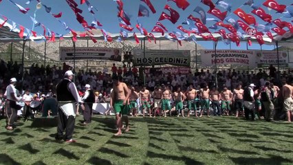 Tải video: 20. Geleneksel Bertiz Boyalı Kısa Şalvar Güreş Festivali - KAHRAMANMARAŞ