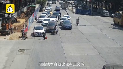 Ce scooter bloque la route pour laisser traverser une vielle dame !