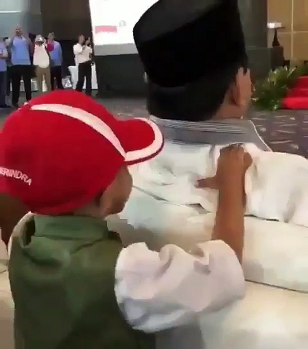 Prabowo Di Pijat Anak Kecil Saat Sedang Rapat Partai Koalisi