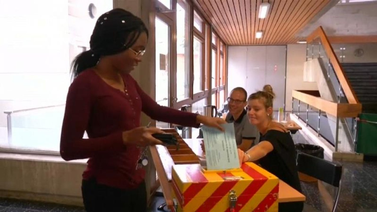 Schweiz: Volksabstimmungen über Gesichtsschleier, Lebensmittel und Radwege