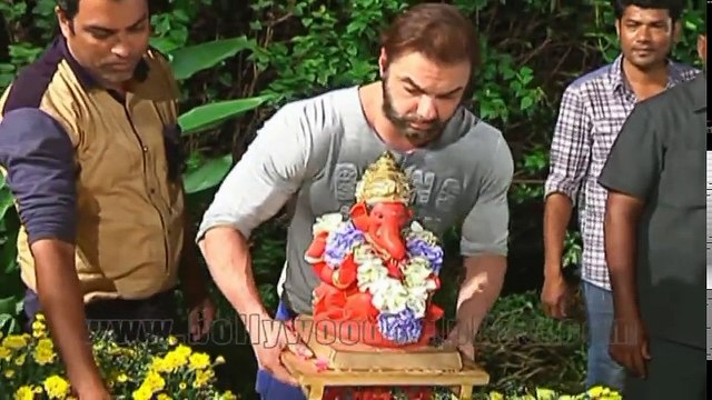 very latest bollywood news of ganapati Visaryan!!Salman Khan Dance At Ganpati Visarjan (Part-2)