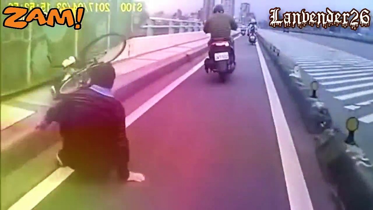 Lihat Deh Pria yang Bersepeda saat Disenggol motor,Terjatuh pasti sakit banget!