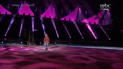 إحدى لاعبات #سيرك_دو_سوليه  تبهر الجمهور بحركات الحلقة الدوارة