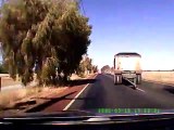 Un camion perd sa remorque à pleine vitesse, face à une voiture