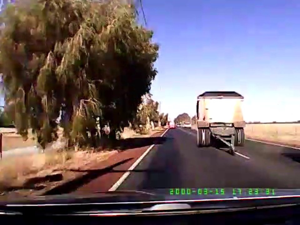 Un camion perd sa remorque à pleine vitesse, face à une voiture