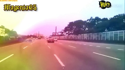 2 Dua Mobil Saling Kebut adu Kecepatan dijalan Raya, Salah Satunya warna hitam kena sialnya!