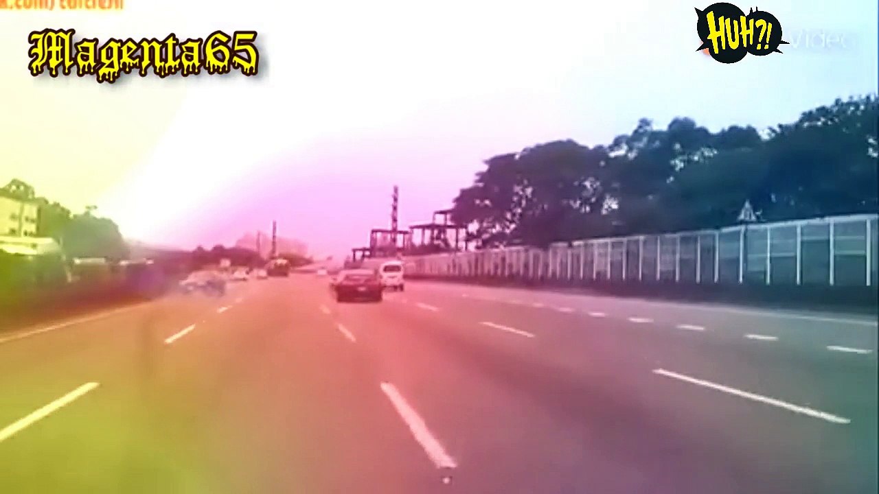 2 Dua Mobil Saling Kebut adu Kecepatan dijalan Raya, Salah Satunya warna hitam kena sialnya!