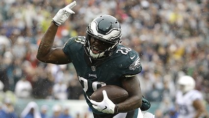 Wendell Smallwood sneaks past Colts defenders for 34-yard catch