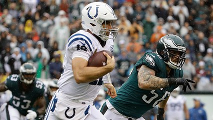 Andrew Luck avoids sack, rushes down sideline for 33 yards