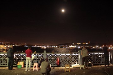 İstanbul'da Dolunay Kartpostallık Görüntüler Oluşturdu