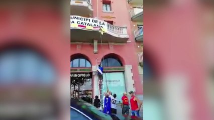 Los vecinos de Blanes quitan una pancarta separatista del balcón de la Casa del Poble