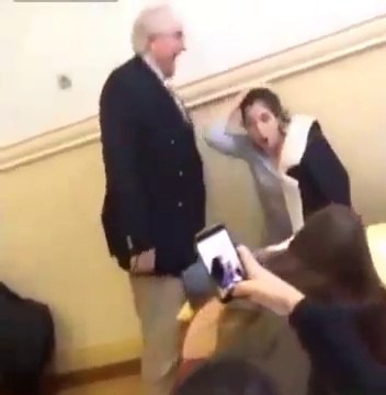 Regardez comment ce prof vient reveiller une élève en classe