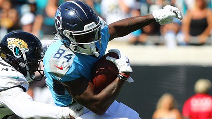 Corey Davis breaks tackles on 22-yard catch and run