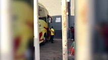 Maradona se tambalea al bajarse del autobús en Sinaloa