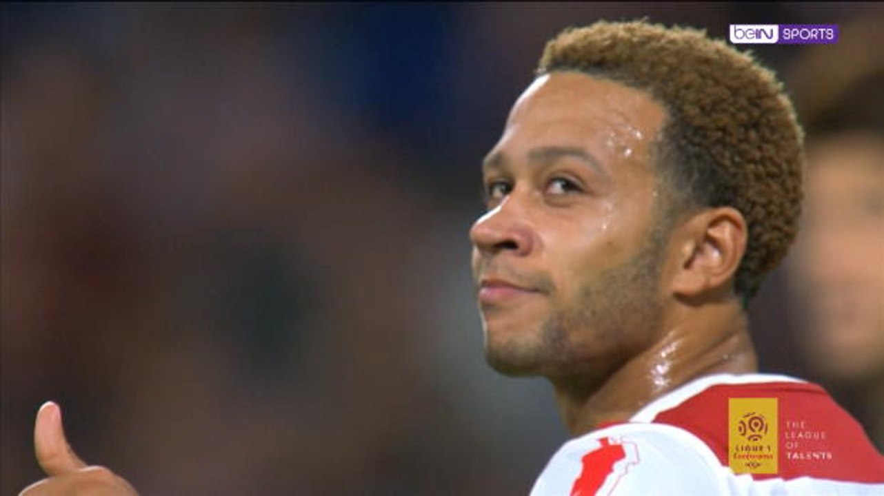 Ex-United Depay misses it in front of an open goal