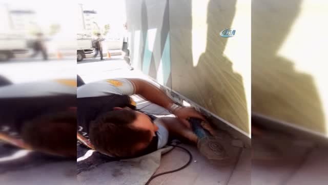 Tabela ile Duvar Arasına Sıkışan Kedinin İmdadına İtfaiye Yetişti