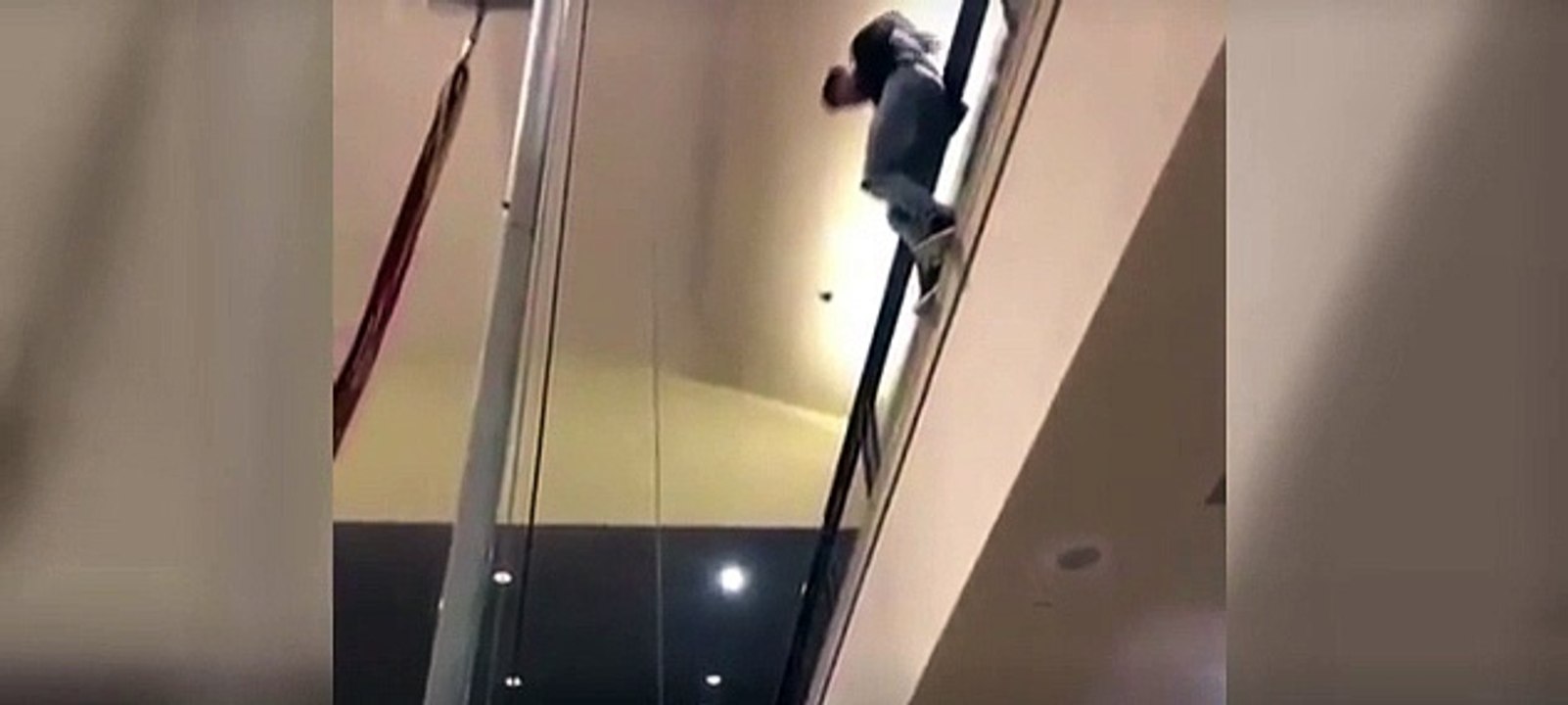 der mann springt von 2 etage runter  İkinci kattan böyle atladı (2)