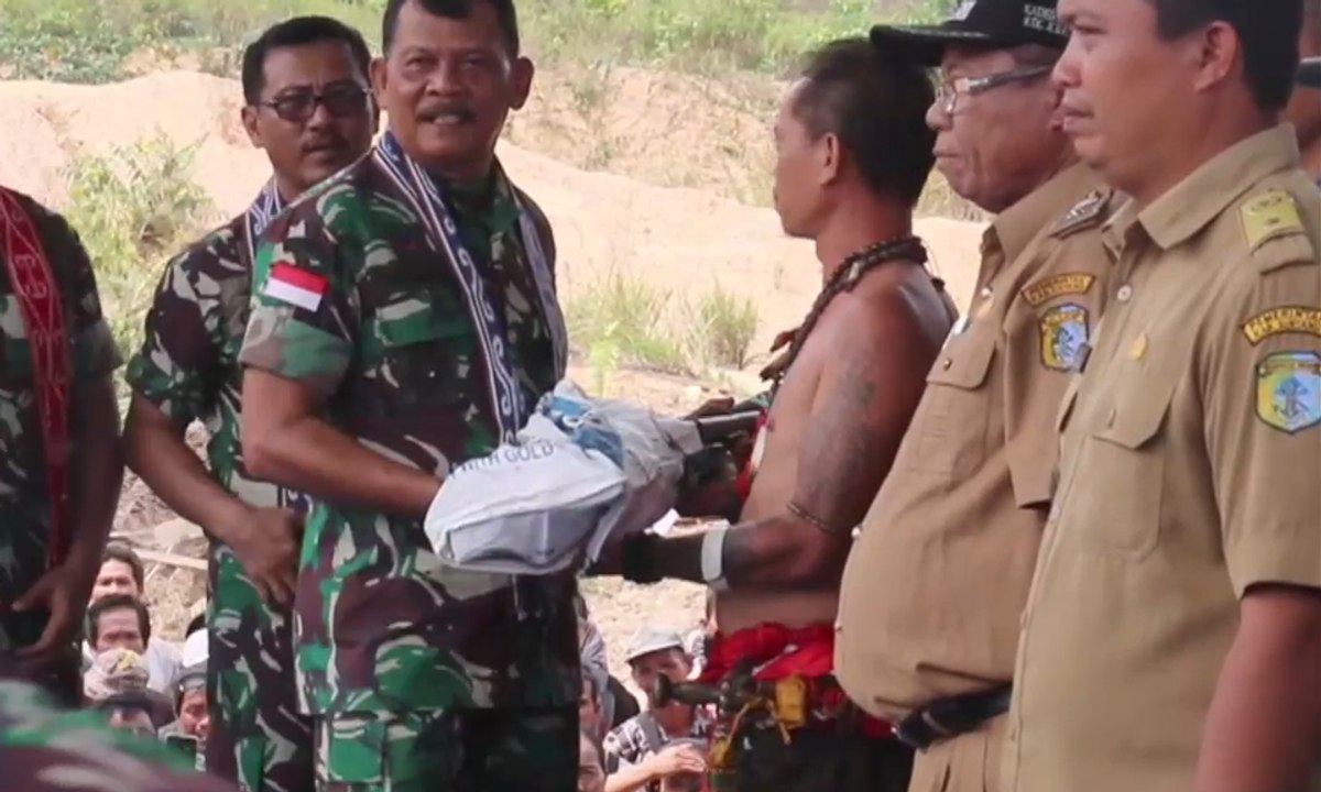 Bakti Sosial di Belubu, Warga Serahkan Senpi Rakitan ke TNI