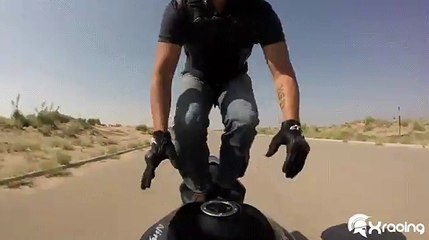 Une cascade à moto qui ne se passe pas comme prévu