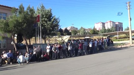 9 Aylık İş İçin Uzun Kuyruk Oluştu