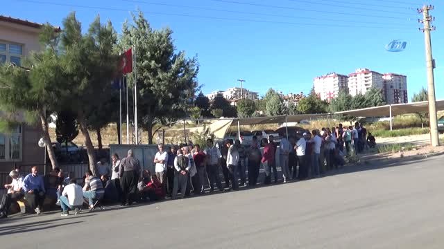 9 Aylık İş İçin Uzun Kuyruk Oluştu