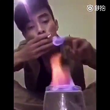 Il fait le malin avec le feu et se brûle violemment l'entre jambe