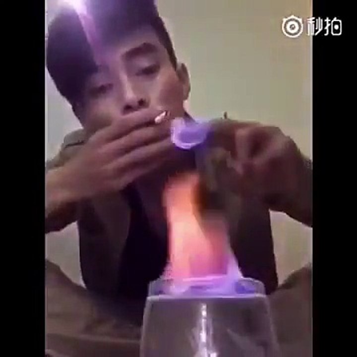 Il fait le malin avec le feu et se brûle violemment l'entre jambe