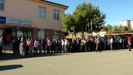 345 Kişilik 'Geçici İş' İçin Vatandaşlar Uzun Kuyruklar Oluşturdu