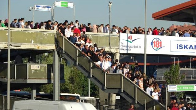 Metrobüs Durağında İnsan Seli