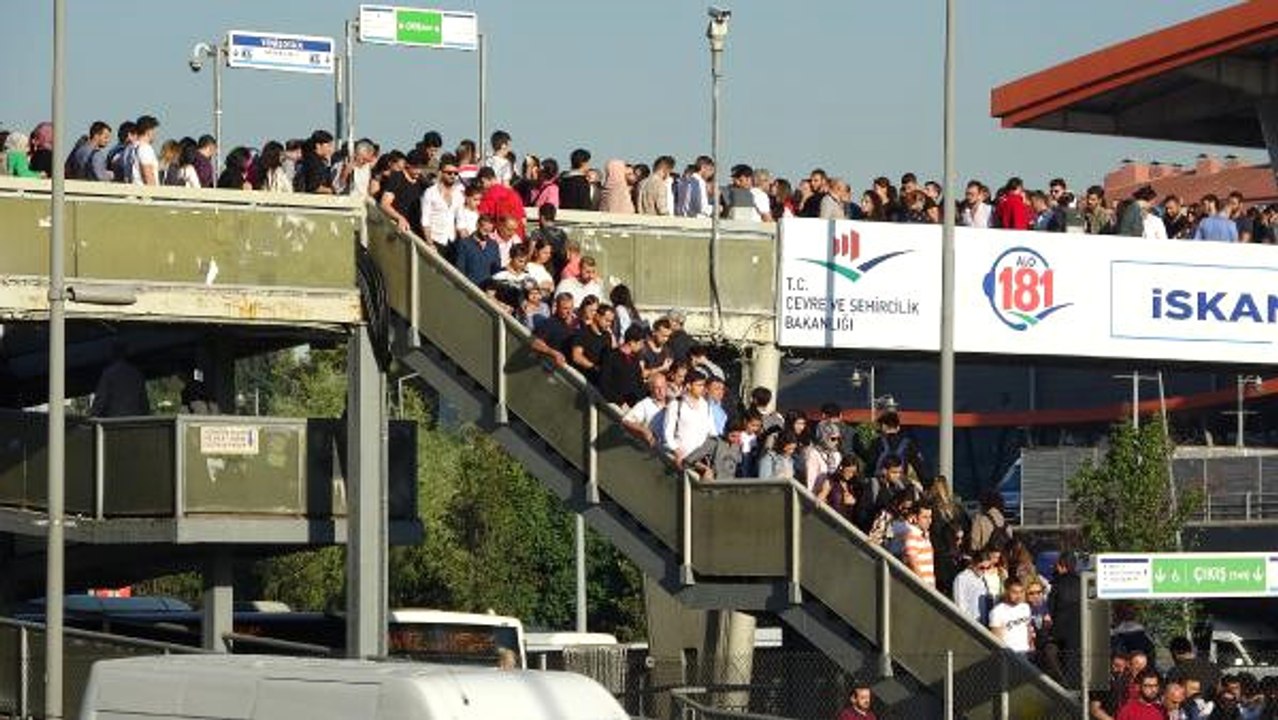 Metrobüs Durağında İnsan Seli