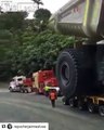 Ils remorquent un camion de 10 mètres de haut gigantesque !