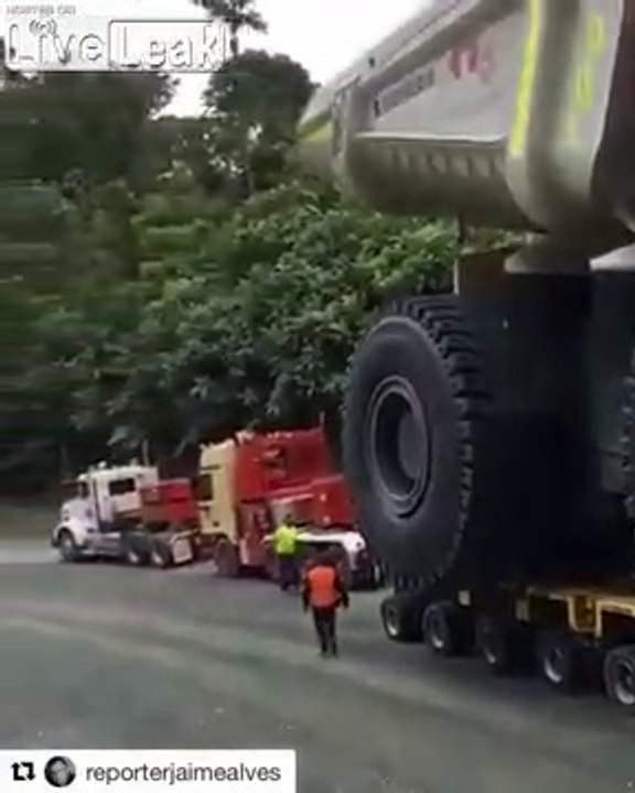 Ils remorquent un camion de 10 mètres de haut gigantesque !