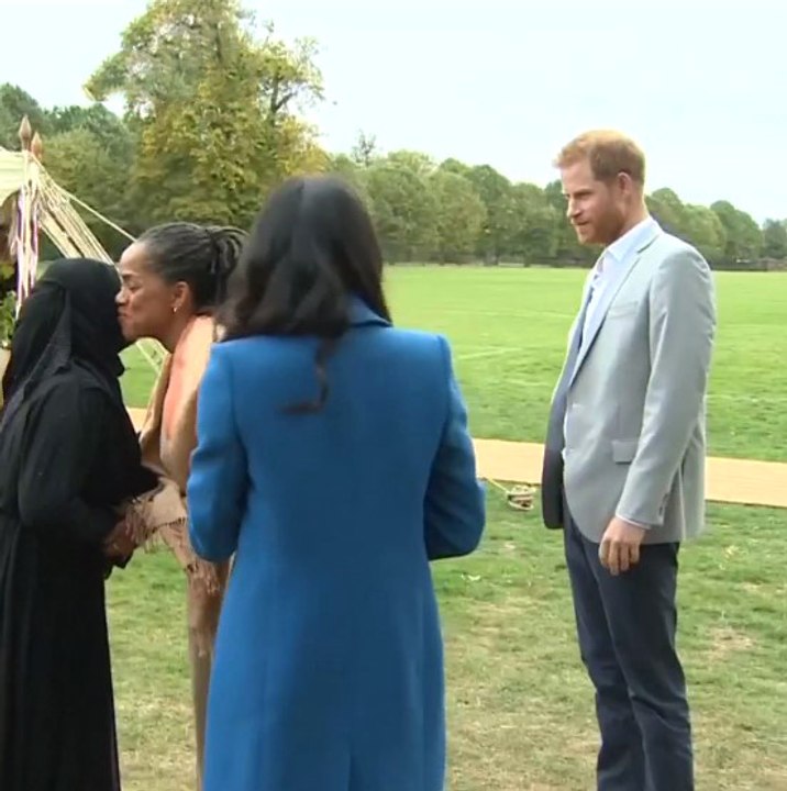 Prens Harry,  Meghan Markle'ın Kitap Tanıtımında Müslüman Kadınla Selamlaşırken Zor Anlar Yaşadı