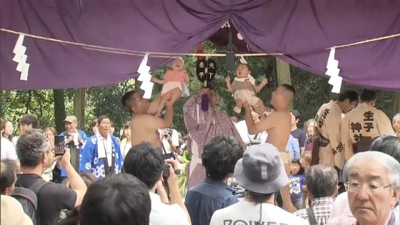 Rätselhaftes japan: weinende mini-sumos
