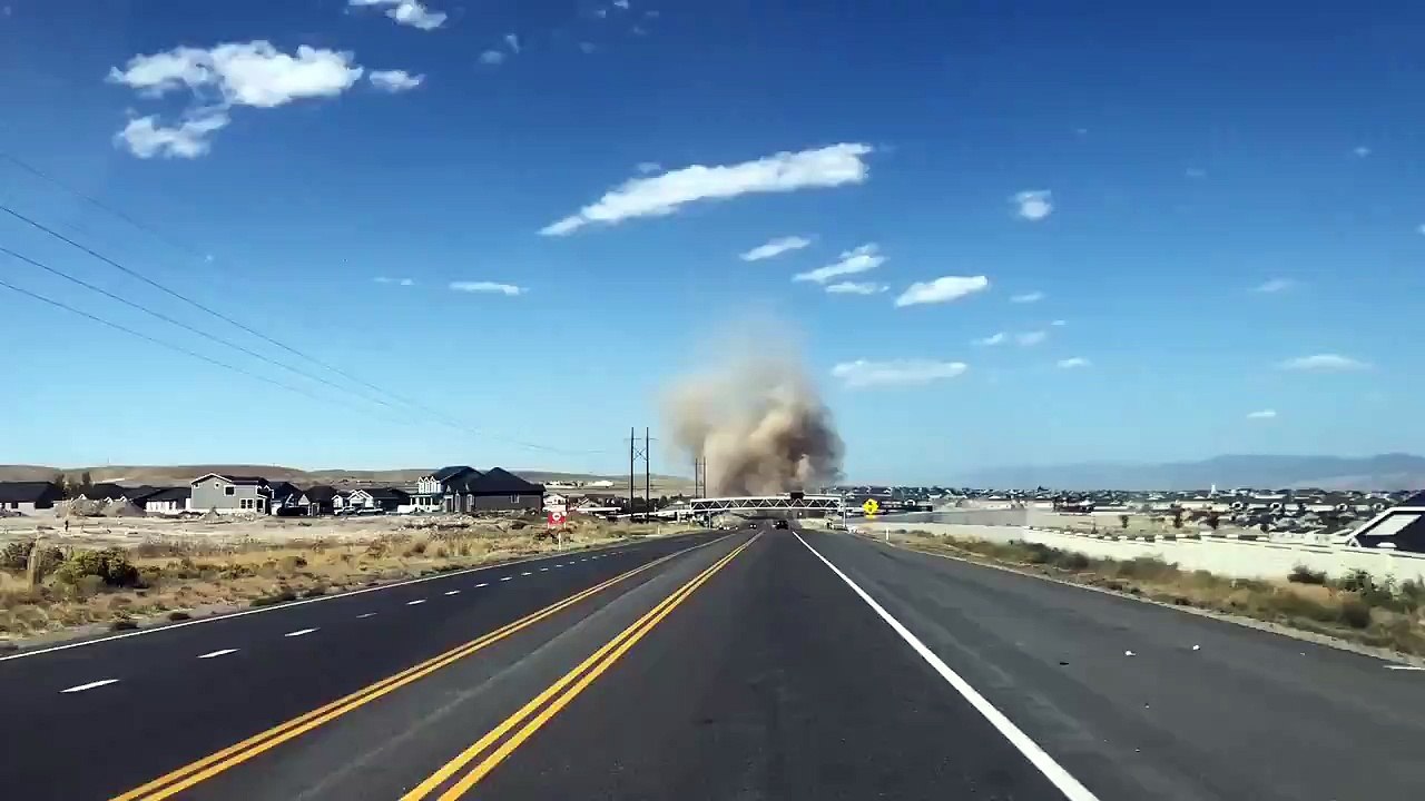 Il filme une tornade qui traverse soudainement la route