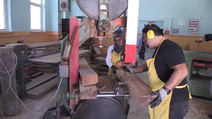 Marangoz çift, kadınlara ahşap işlemenin inceliklerini anlatıyor - ŞANLIURFA