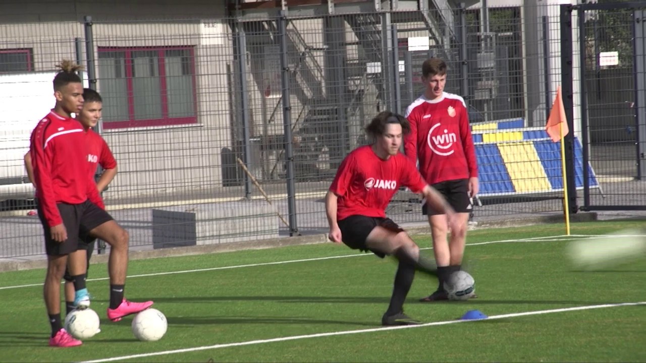Foot-études à Jean d'Avesnes