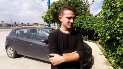 Motosikletin üzerinden uçan genç, düştüğü yerden kalkıp takla atan otomobili izledi...Facianın teğet geçtiği anlar kamerada