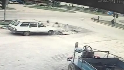 Motosikletin Üzerinden Uçan Genç, Düştüğü Yerden Kalkıp Takla Atan Otomobili İzledi.