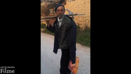 Alte Zigeuner im Gespräch mit Talking Tom